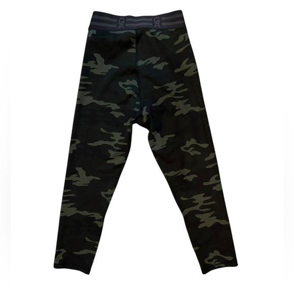Good American Camo Performance Capri Leggings
Size 0 | Green Camo | NWOT - Picture 6 of 7